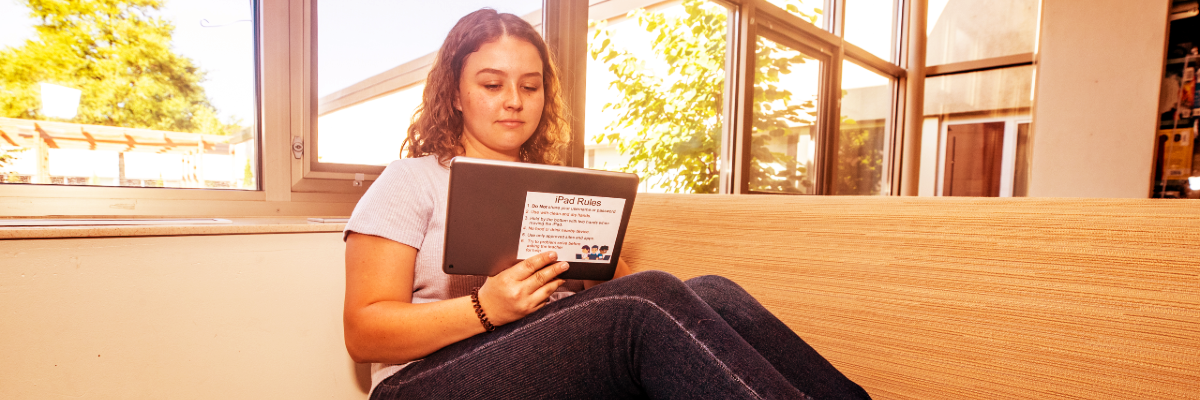 student using tablet for artificial intelligence variquest